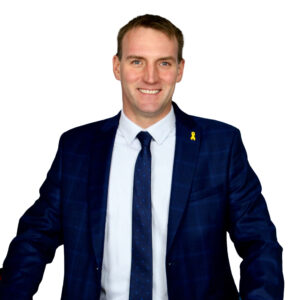 Das Foto zeigt den Kandidaten Henrik Rump, lächeln, vor weißem Hintergrund.